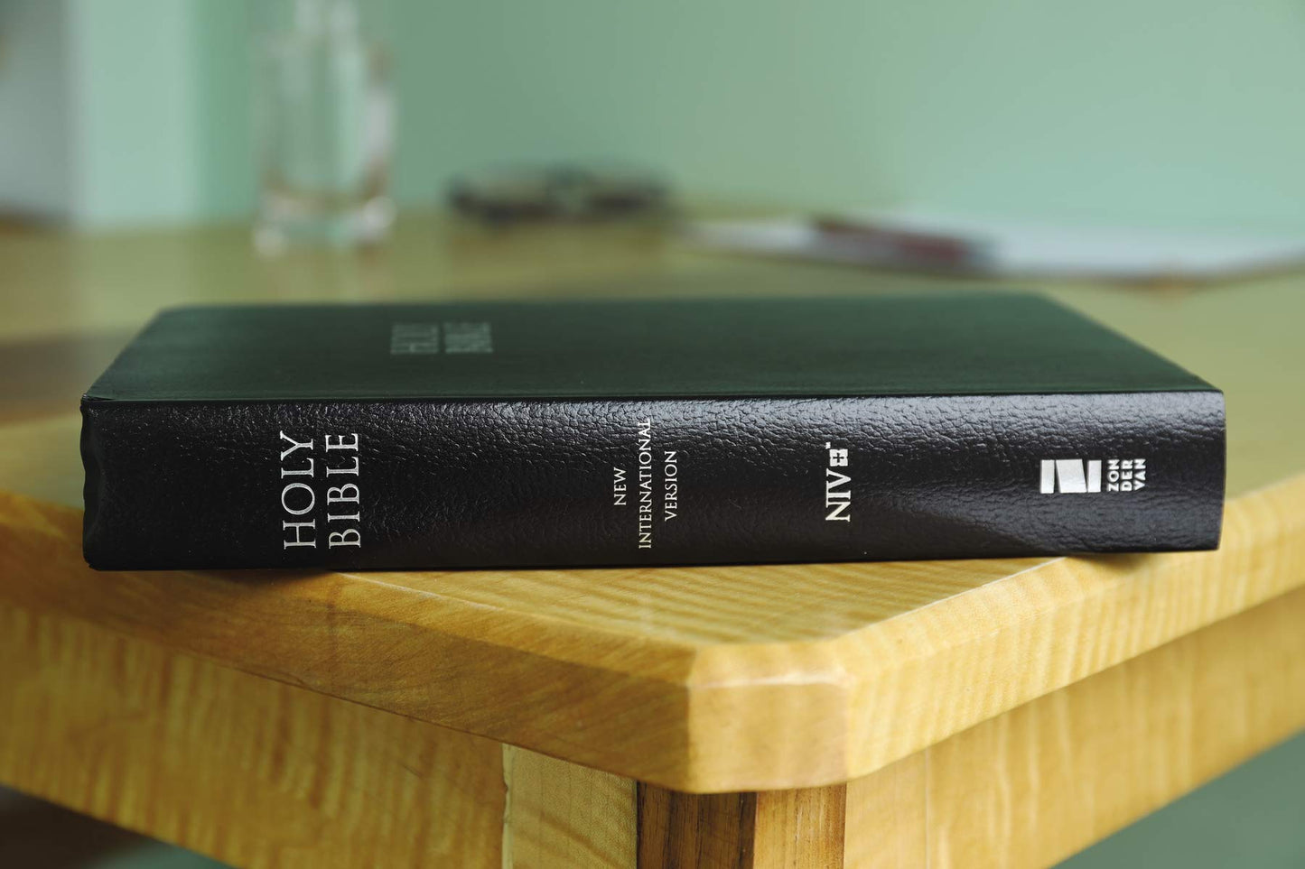 NIV, Gift and Award Bible, Leather-Look, Black, Red Letter, Comfort Print