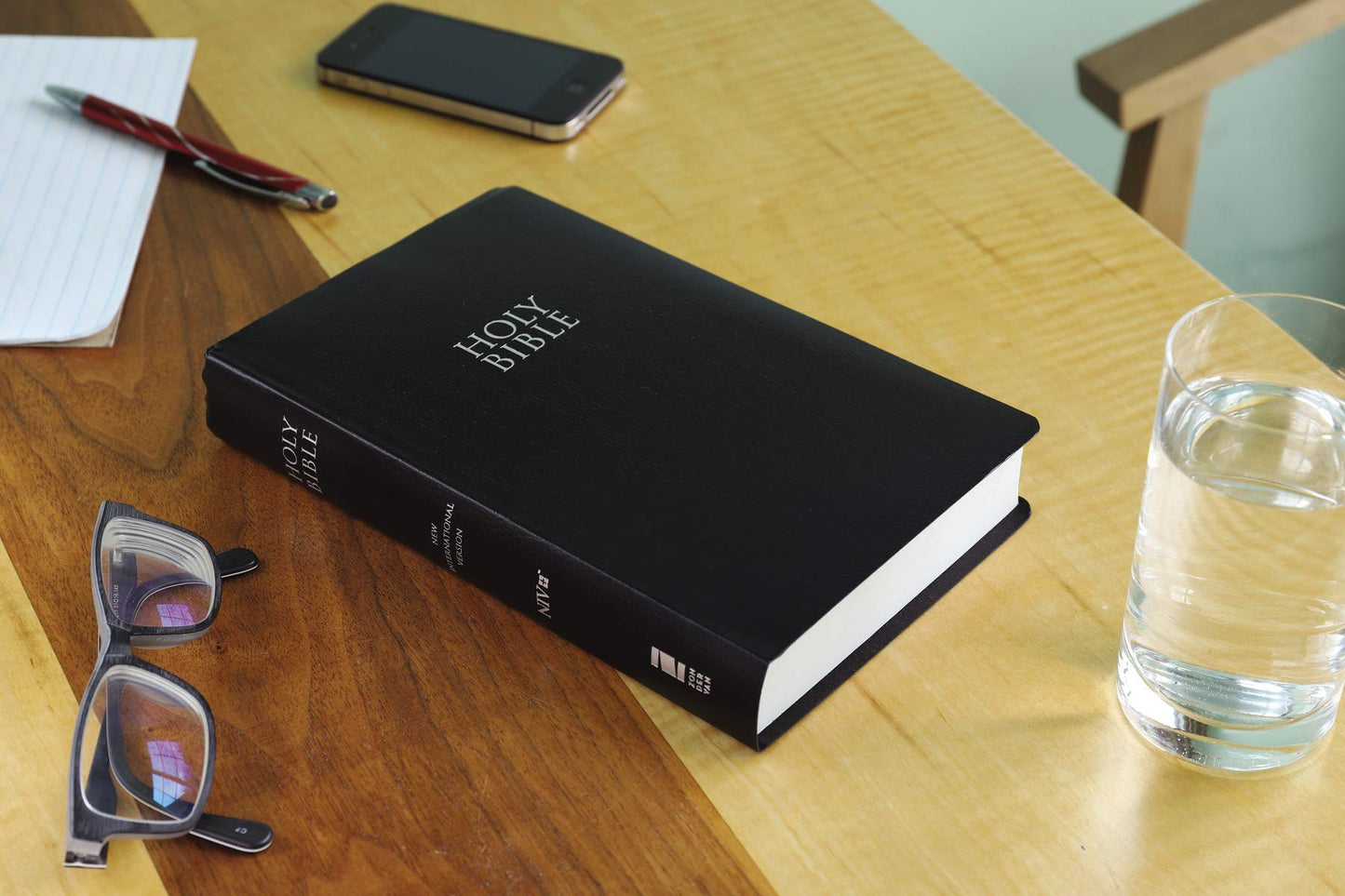 NIV, Gift and Award Bible, Leather-Look, Black, Red Letter, Comfort Print